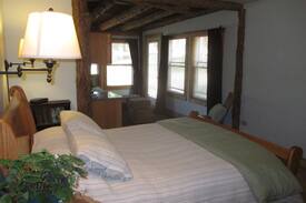 Simpson House | The Inn at Lake Glendale-Oak Suite