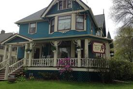 Neenah Bed & Breakfast | Aunt T's B&B - Mountain Room