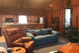 Hoyt House | Cozy lake retreat nestled in mature trees in Beautiful Mason Oaks - Lake Eufaula