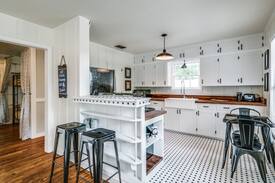 Grapevine House | Katie's Woods Lake Cottage