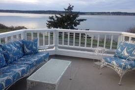Coupeville Apartment | Float On Inn-amazing views --3 blocks to town!