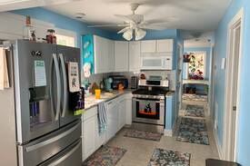 Colonial Beach Cabin | River view dog friendly YOLO Beach House