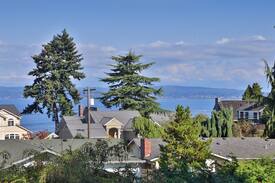 Boulevard Bluffs House | Edgewater Cottage Retreat, Gated Acre with Views