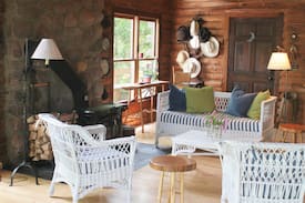 Batavia House | Cozy Log Cabin in the woods