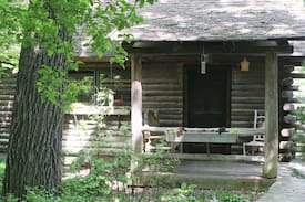 Batavia House | Cozy Log Cabin in the woods