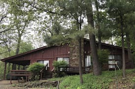 Hoyt House | Cozy lake retreat nestled in mature trees in Beautiful Mason Oaks - Lake Eufaula
