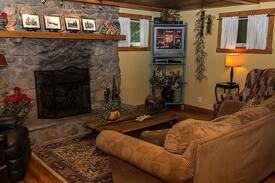 Blowing Rock House | Grapevine Cottage - 1 Mile from Main Street Blowing Rock with Hot Tub!