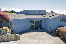 Old Town House | Beachcomber - Oceanfront with direct beach access!