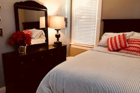 Dundee-Happy Hollow Historic District House | Dundee Charm – Bestselling Airbnb in Omaha