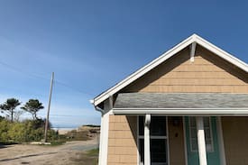 Rockaway Beach Cabin | Blue Octopus #4 Steps to Beach
