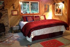 Cottage Grove Cabin | Classy Comfortable Close in Creekside Cabin