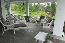 Pemaquid Point House | Classic 4 bedroom family cottage on beautiful Pemaquid Loop Road, steps from Pemaquid Point in New Harbor, Maine