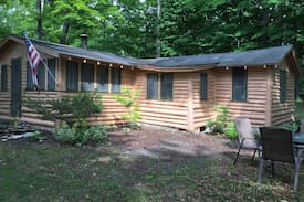 Maple City Cabin | -Grandpa's Little Cabin! - Across from Glen Lake!!