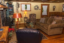 Blowing Rock House | Grapevine Cottage - 1 Mile from Main Street Blowing Rock with Hot Tub!