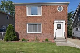 Garfield Heights Apartment | Red House #1 --10M to Solon, Near I480 & freeways!