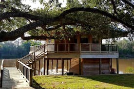 Natchitoches Cabin | Bird's Nest on the Cane- In town, private, on lake