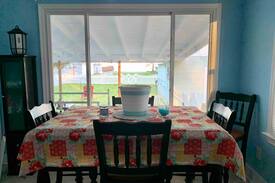 Colonial Beach Cabin | River view dog friendly YOLO Beach House