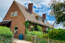 Roxton House | The Eagles Nest in Restful the Roxton village