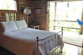 Batavia House | Cozy Log Cabin in the woods