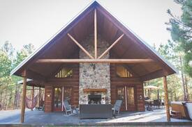 Broken Bow Cabin | Wanderlust is a beautifully decorated, fully equipped luxury cabin tucked away on two wooded acres.