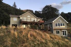 Mosier House | Hawk's View Columbia Gorge Amazing View Home