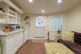 Auburn House | The Inkling - Studio guesthouse near Old Town