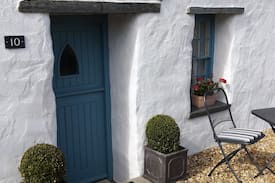 Solva Cabin | Y Bwthyn Bach Gwyn: Cosy retreat with log burner