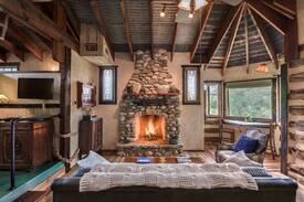 Fredericksburg Cabin | Swiss Log Cabin ZUG at Barons CreekSide Resort