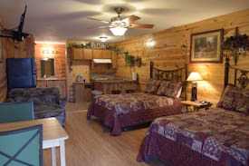De Queen Cabin | Sleepy Hollow #4 Quaint Efficiency Cabins Located in the Heart of Hochatown