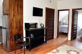 Zanoni Apartment | Shephard's Way in Historic Gloucester Courthouse-3