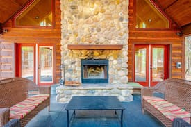 Broken Bow Cabin | Wanderlust is a beautifully decorated, fully equipped luxury cabin tucked away on two wooded acres.