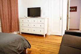 Washington Heights Apartment | Spacious Apt w/ 5 Mins to Columbia Medical Center