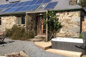 Loch Tay Cabin | Lovely Bothy at Craggantoul with hot tub