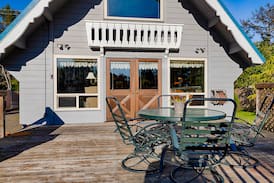 Long Beach House | Bk 2/Get 2 FREE! NEW home! Steps to beach, large deck, Pets OK, SeaShellA