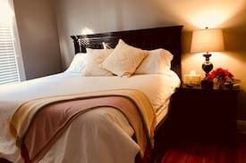 Dundee-Happy Hollow Historic District House | Dundee Charm – Bestselling Airbnb in Omaha