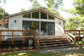 Frontenac House | Cozy Cottage on Little Round Island