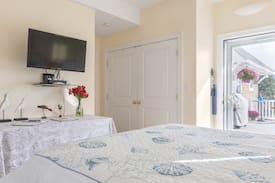 Prides Crossing House | PrivateBeach for 2 Adults, Gloucester MA SquishInn