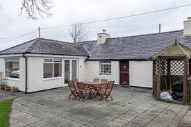 Newborough Cabin | Charming old drovers tavern by Newborough beaches