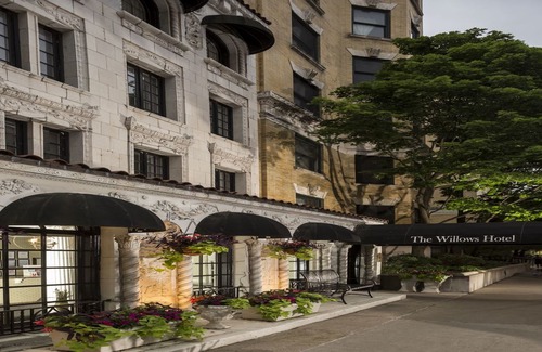 Lake View East Hotel | The Willows Hotel