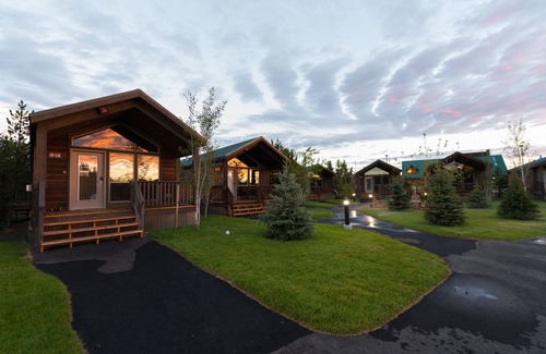 West Yellowstone Hotel | Explorer Cabins at Yellowstone