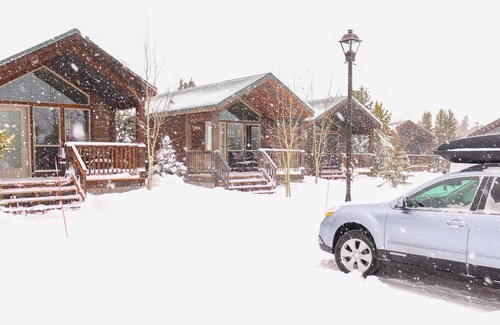 West Yellowstone Hotel | Explorer Cabins at Yellowstone