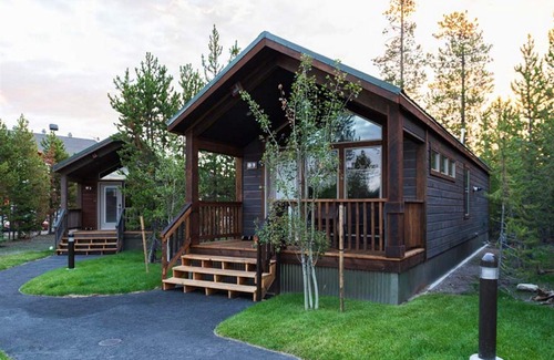 West Yellowstone Hotel | Explorer Cabins at Yellowstone