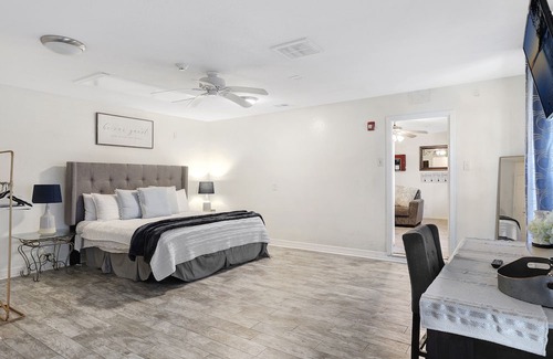 Dickinson House | Beautiful Cottage and event space sleeps 16+ Kemah boardwalk, beaches near, Nasa