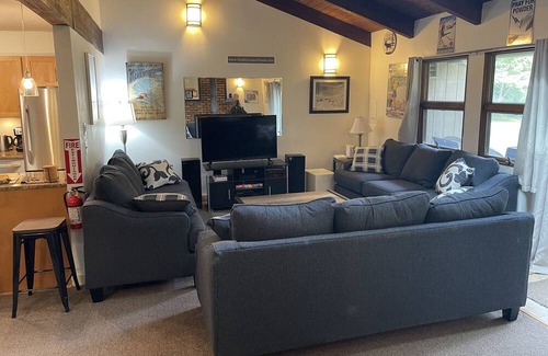 Killington Ski Chalet | Killington Chalet - Ideal Location, Hot Tub, Commercial Boot/Glove Dryer