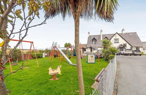 Bacton House | 4 bedroom accommodation in Bacton-on-Sea