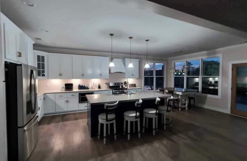 Jasper House | Spacious lake estate 7BR 5-1/2 baths, rec room , jacuzzi IMAX theater and Dolby