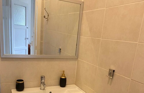 Les Grands Carmes Apartment | Le Mima: Spacious apartment near the Panier/Old Port