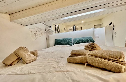 Bergamo Apartment | Attic Apartment "Piccolo Rifugio Bergamo" with Shared Terrace & Wi-Fi