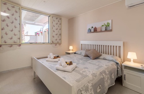 Portopalo di Capo Passero House | Holiday Home 'Loft Le Palme' with Private Terrace, Wi-Fi and Air Conditioning