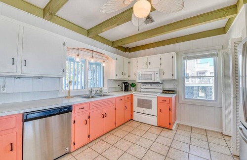 Inlet Harbour House | Oceanfront, Four BedroomThree Bathroom (Ground Level space)